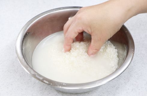 お米を研いでいる様子