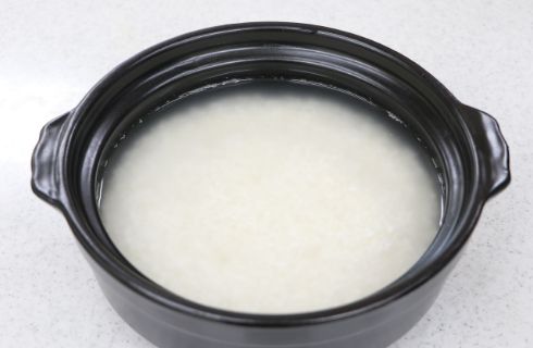 土鍋にお米を浸水させている様子