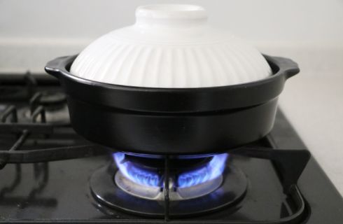 土鍋を中火にかけている様子
