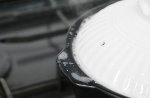 沸騰した泡が鍋からはみ出ている様子