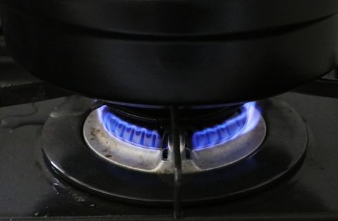 火を弱火にしている様子