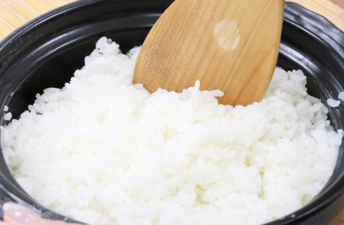 しゃもじで混ぜている様子