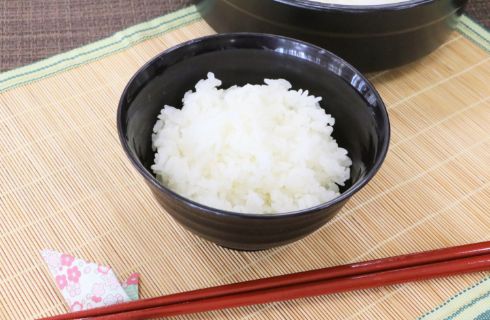 お茶碗によそった炊き立てのご飯