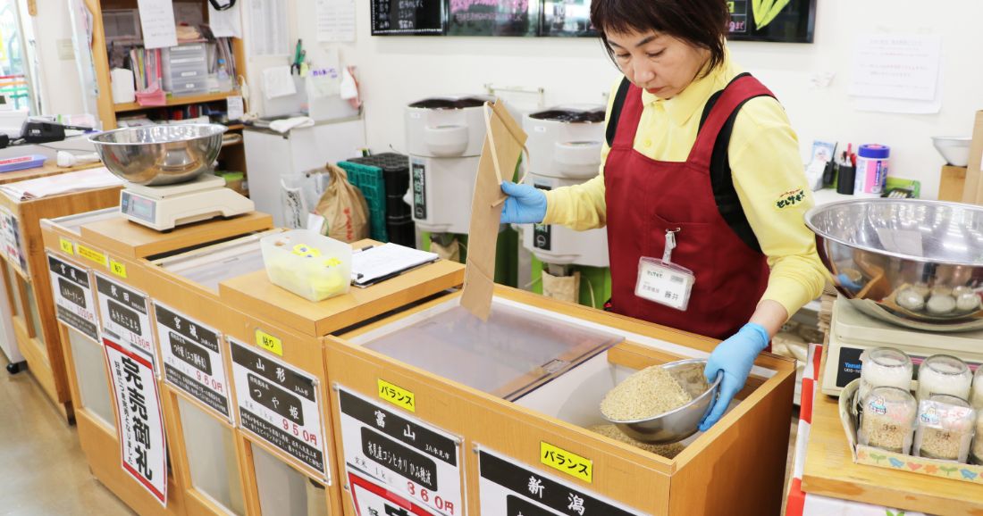 店員が精米をしている様子